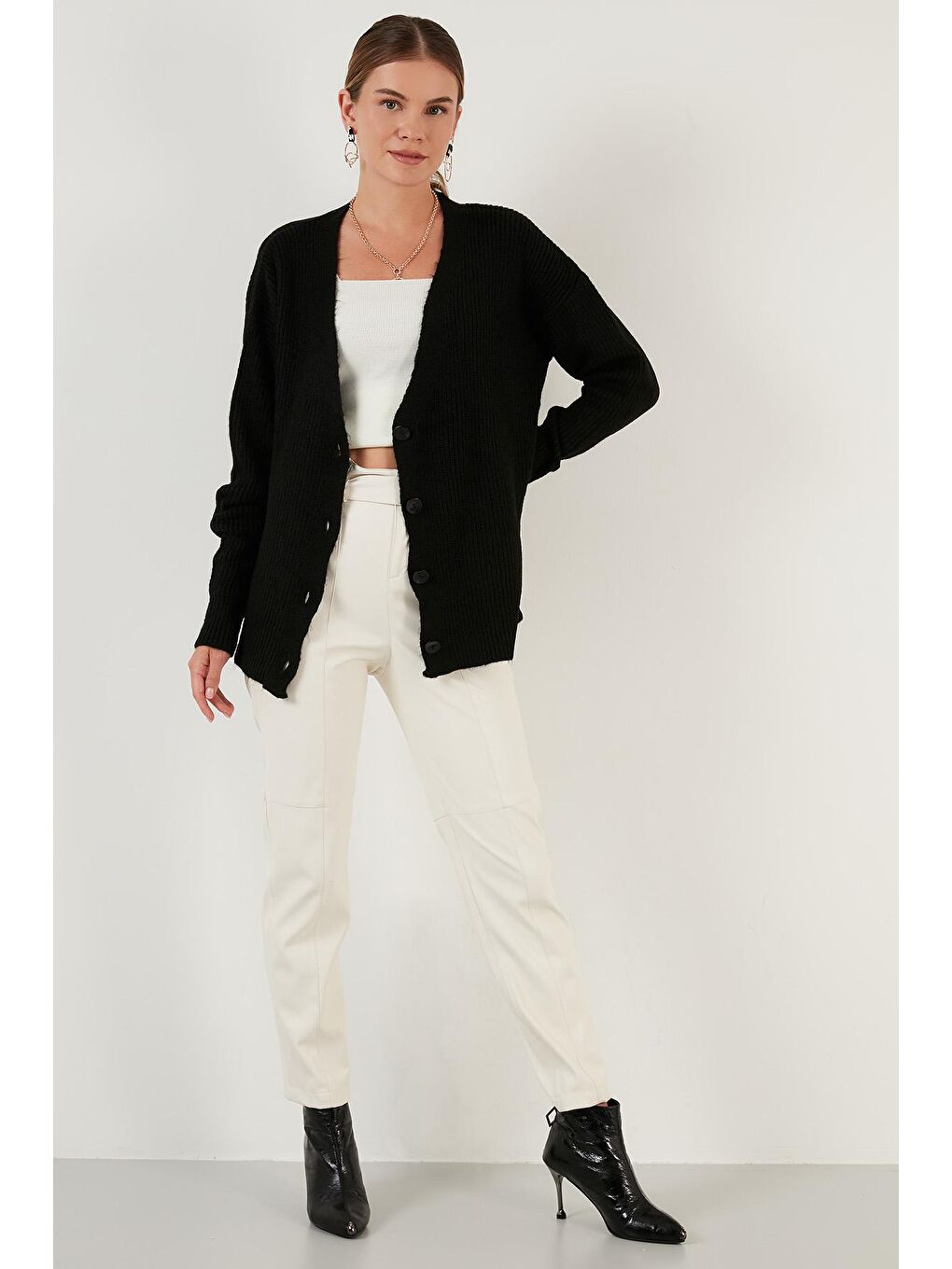 Siyah Düğmeli V Yaka Örme Hırka 6310005-2