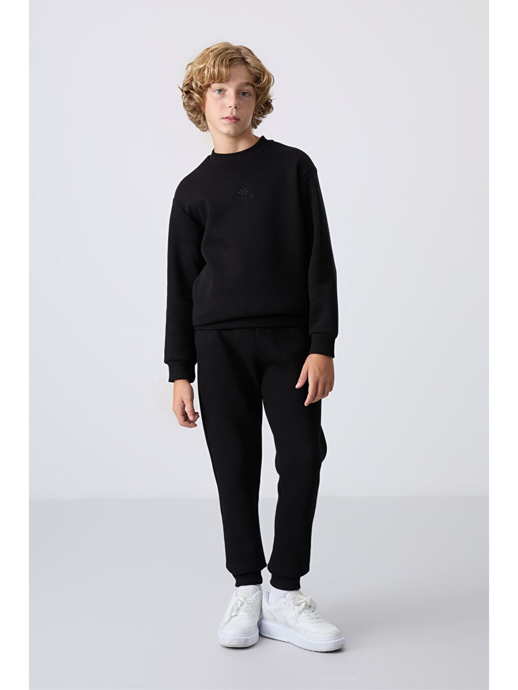 Siyah Pamuklu Kalın İçi Tüylü Yumuşak Dokulu Standart Fit Nakışlı Erkek Çocuk Eşofman Takım - 11249