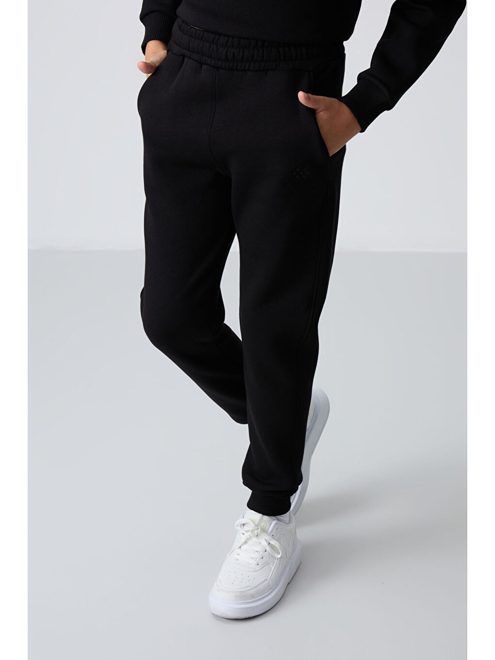 Siyah Pamuklu Kalın İçi Tüylü Yumuşak Dokulu Standart Fit Nakışlı Erkek Çocuk Eşofman Takım - 11249-2