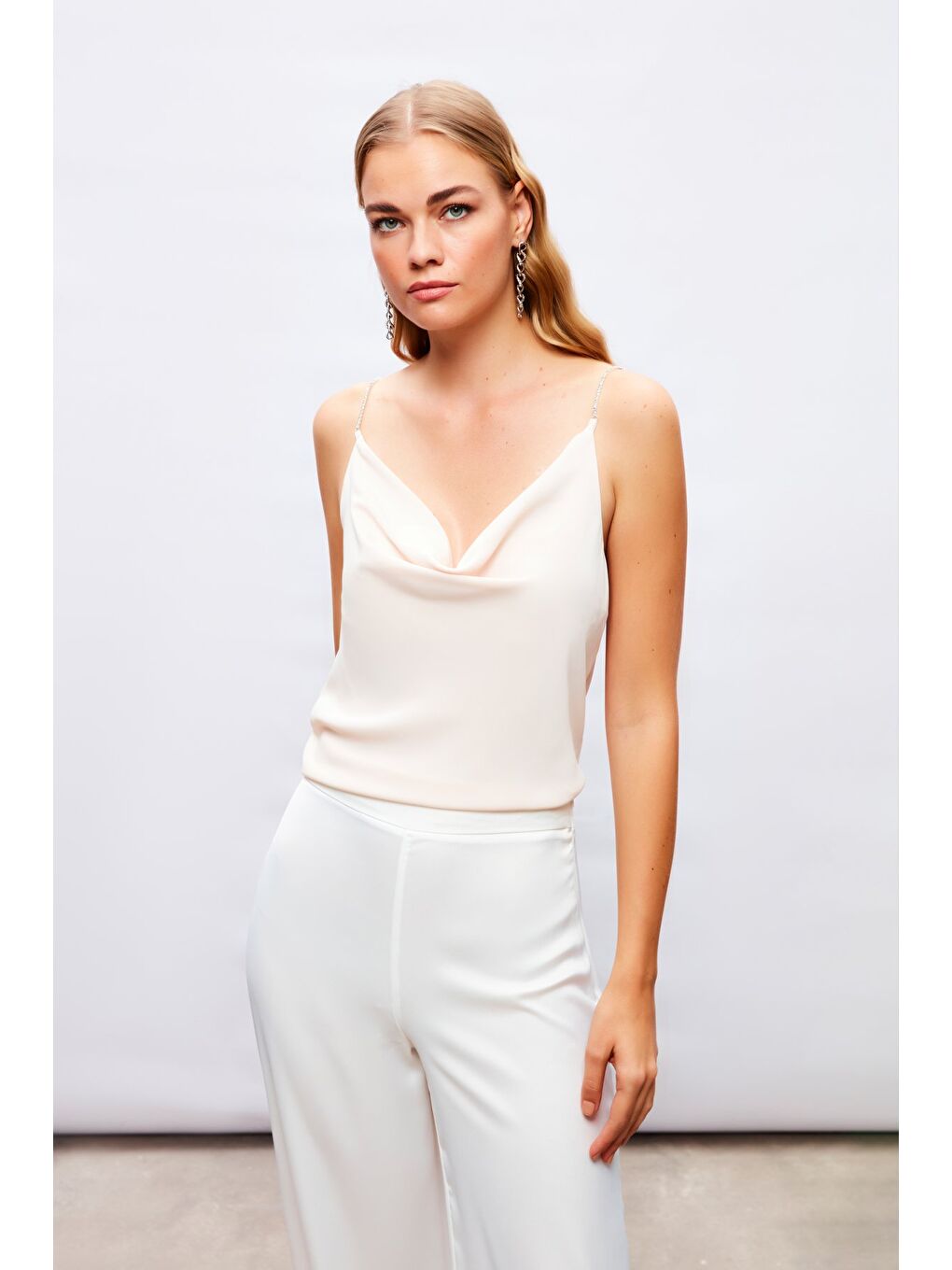 Degaje Yaka Zincir Askılı Bluz - Bej-1