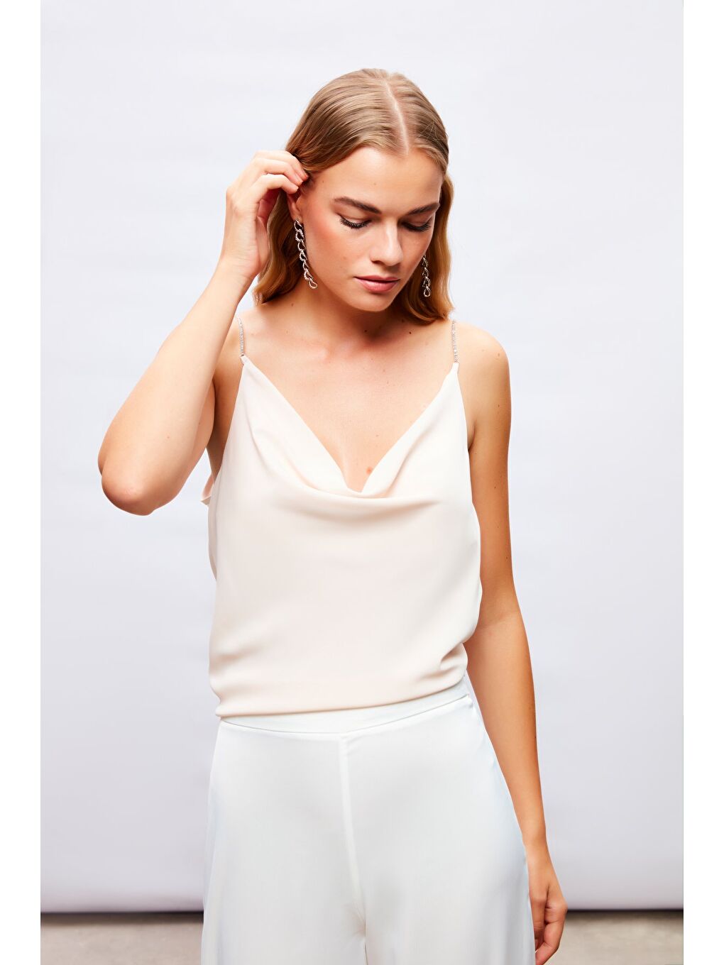 Degaje Yaka Zincir Askılı Bluz - Bej-2