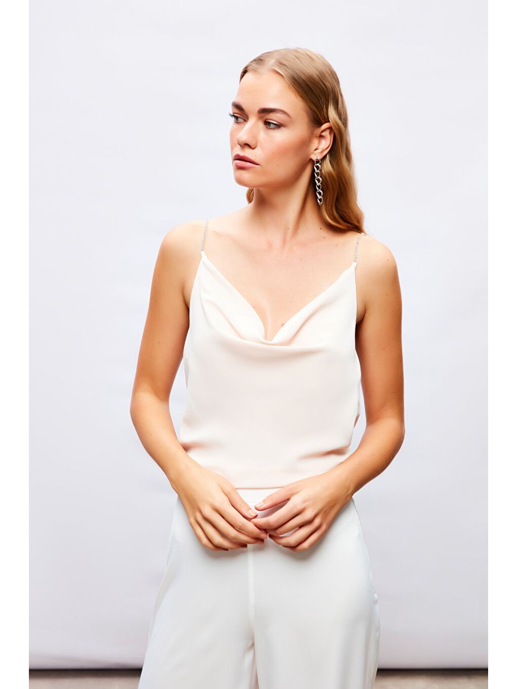 Degaje Yaka Zincir Askılı Bluz - Bej-3