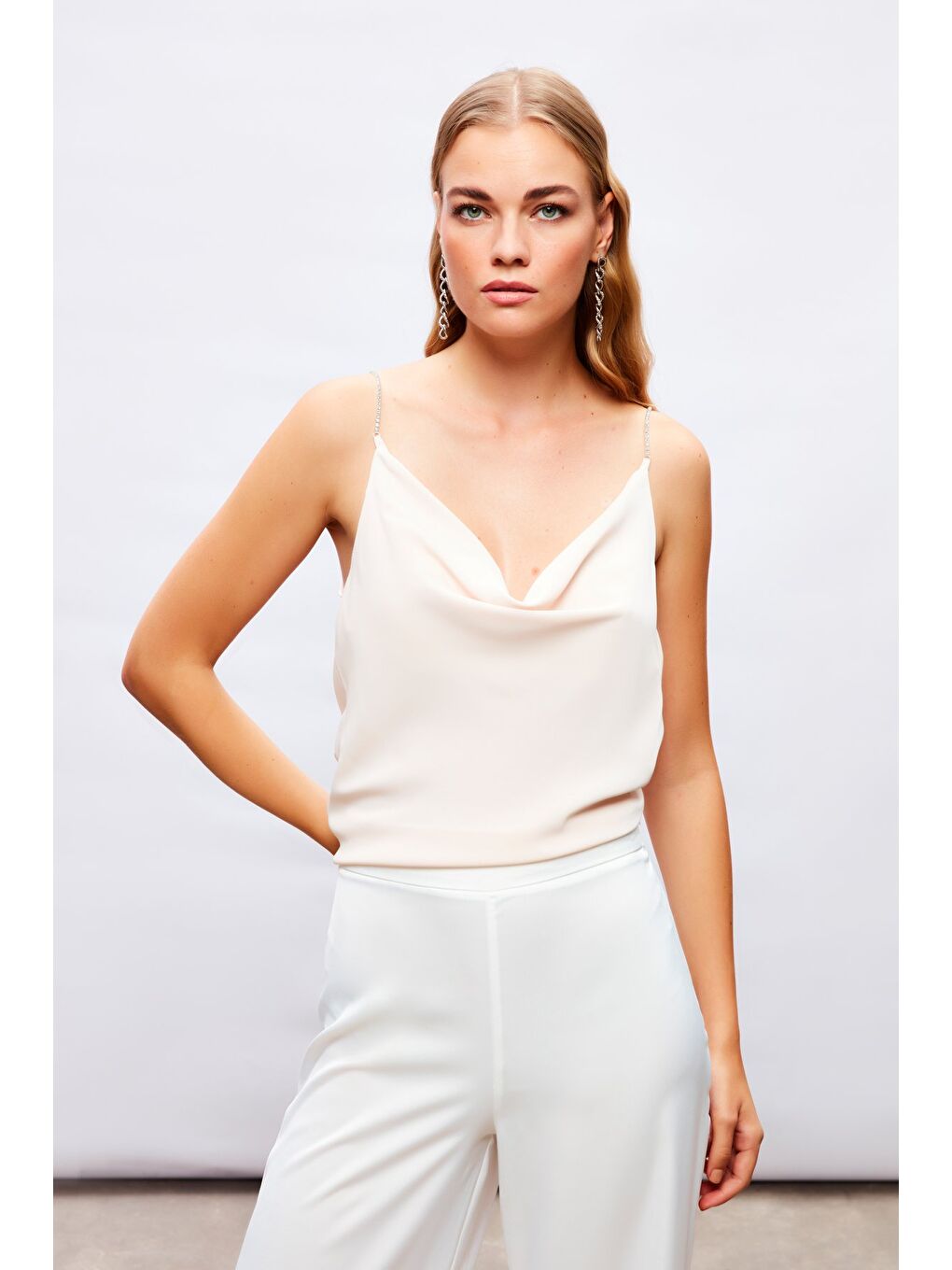 Degaje Yaka Zincir Askılı Bluz - Bej-4