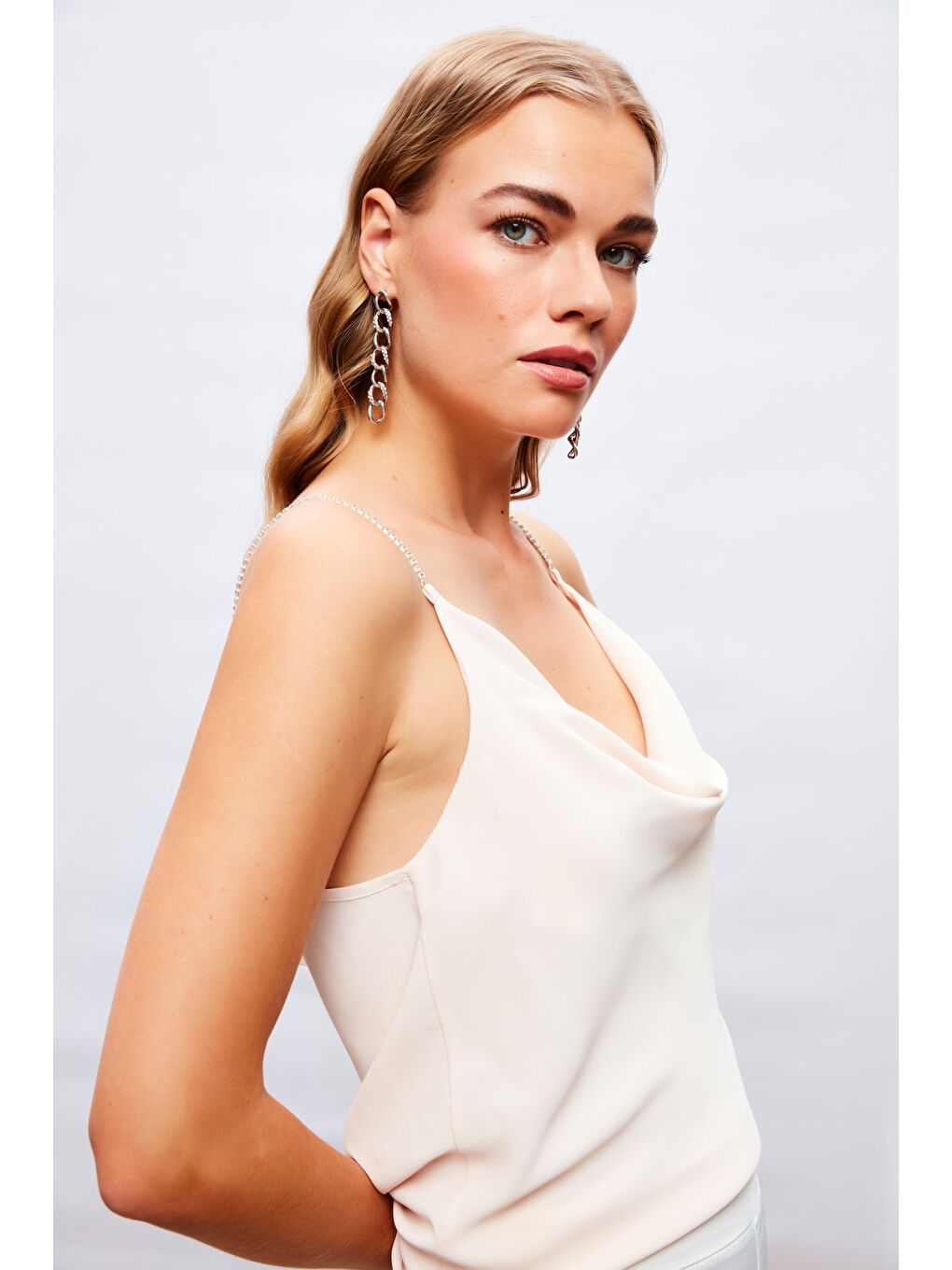 Degaje Yaka Zincir Askılı Bluz - Bej-5