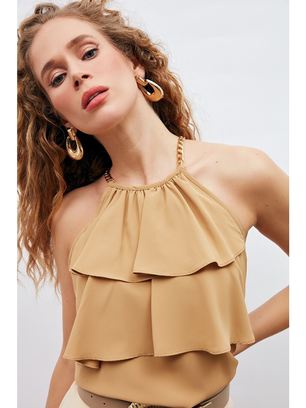 Kahverengi Zincir Detaylı Volanlı Bluz - Camel-1