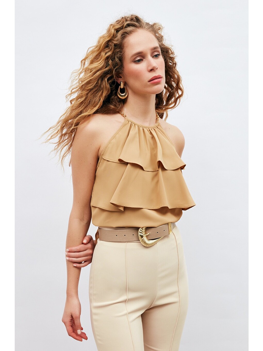 Kahverengi Zincir Detaylı Volanlı Bluz - Camel-3