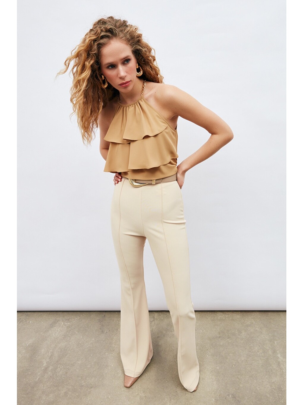 Kahverengi Zincir Detaylı Volanlı Bluz - Camel-4