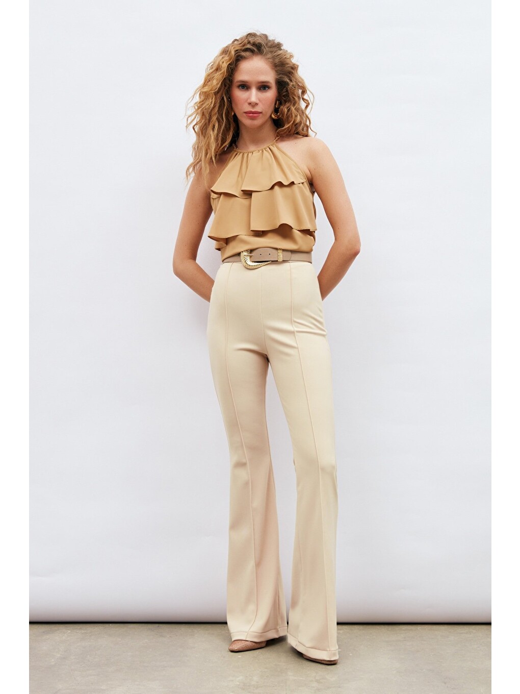 Kahverengi Zincir Detaylı Volanlı Bluz - Camel-5