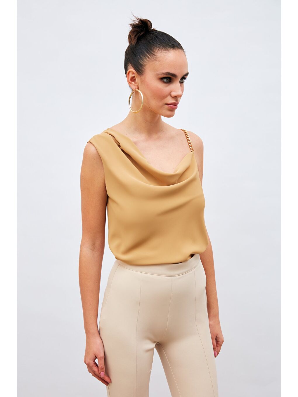 Kahverengi Zincir Askı Detaylı Bluz - Camel-1