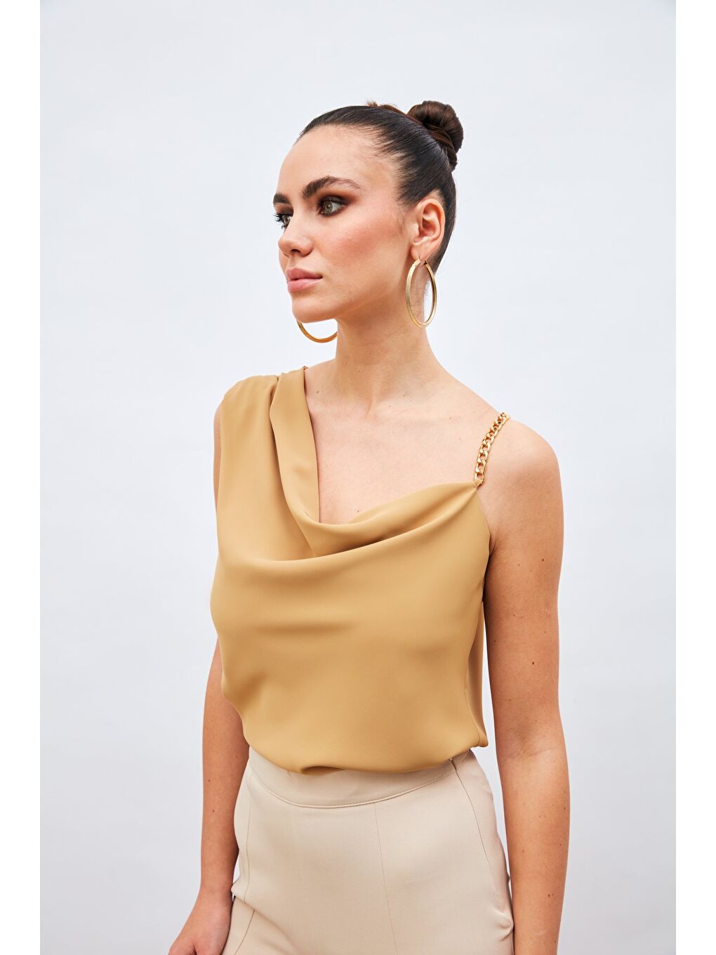 Kahverengi Zincir Askı Detaylı Bluz - Camel-2