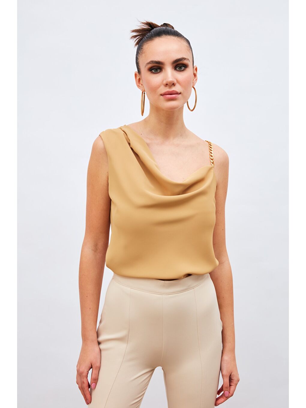 Kahverengi Zincir Askı Detaylı Bluz - Camel-3