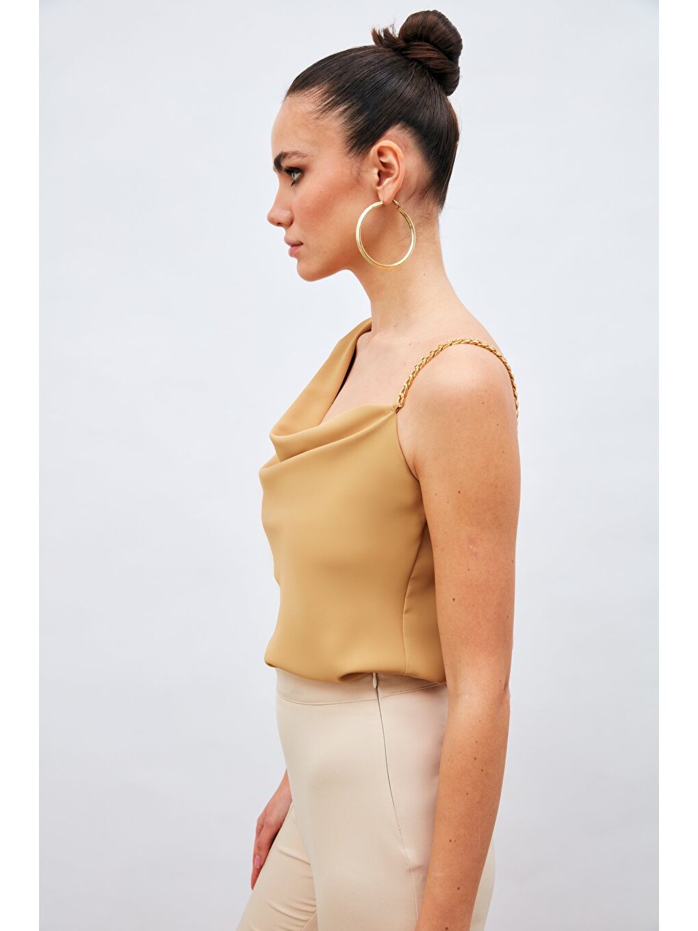 Kahverengi Zincir Askı Detaylı Bluz - Camel-4