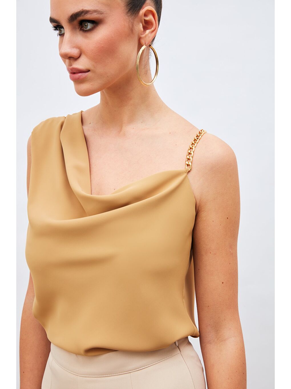 Kahverengi Zincir Askı Detaylı Bluz - Camel-5