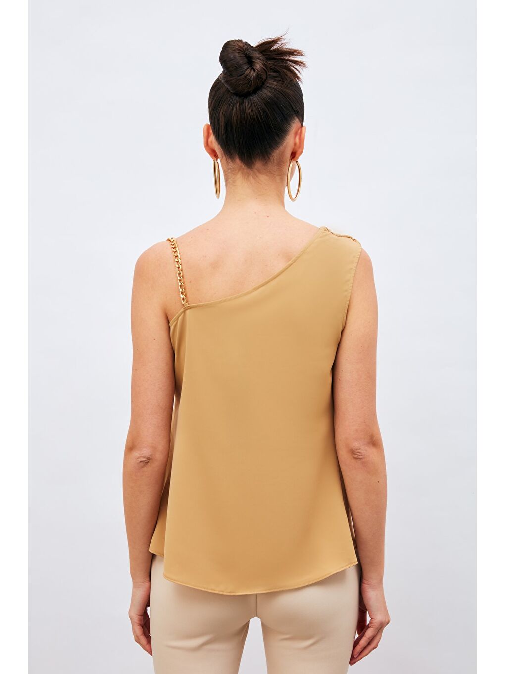 Kahverengi Zincir Askı Detaylı Bluz - Camel-6