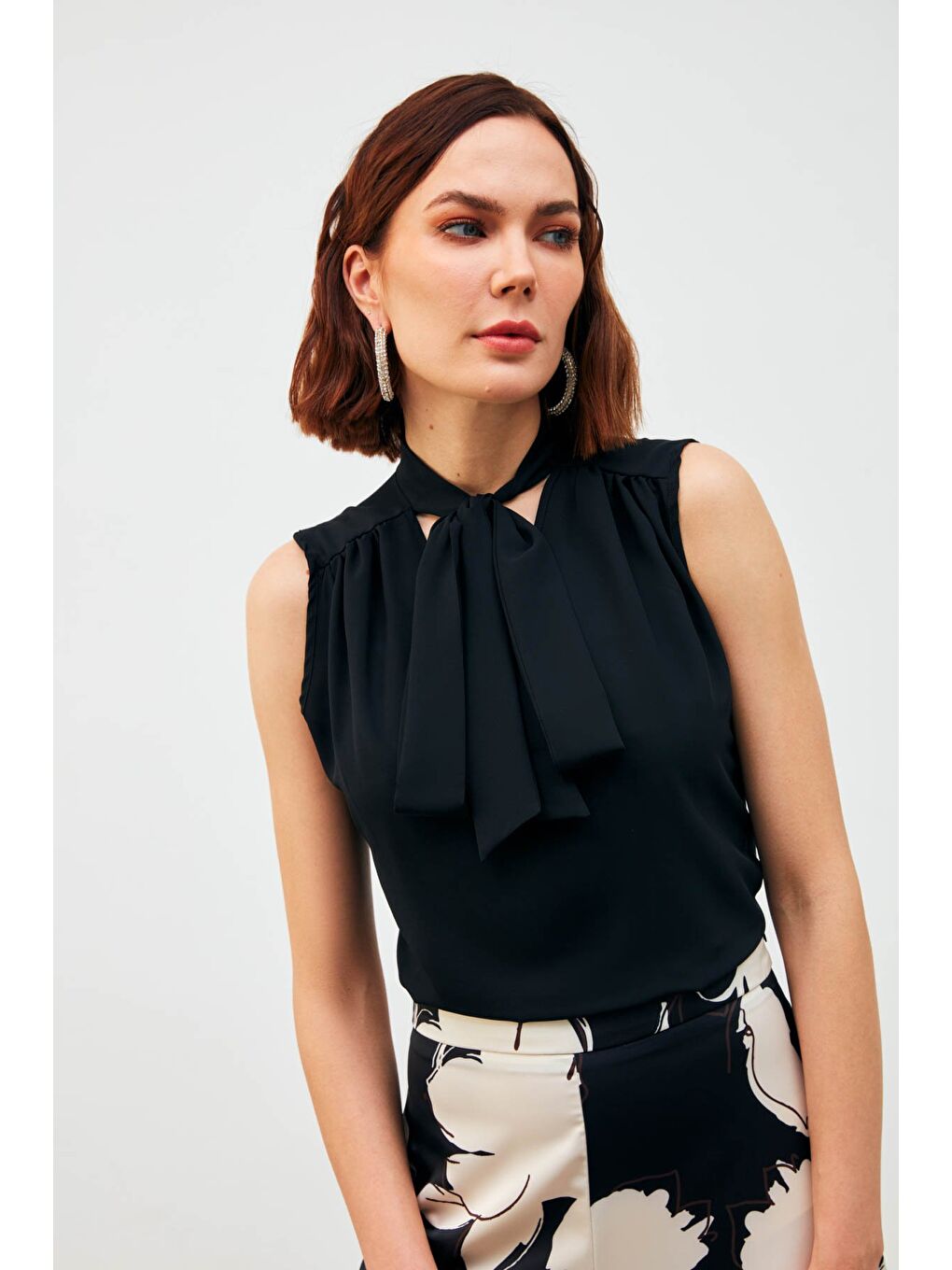 Fularlı Kolsuz Bluz - Siyah-1