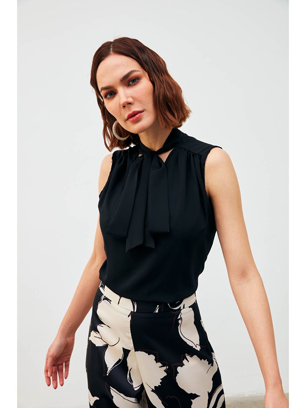 Fularlı Kolsuz Bluz - Siyah-2