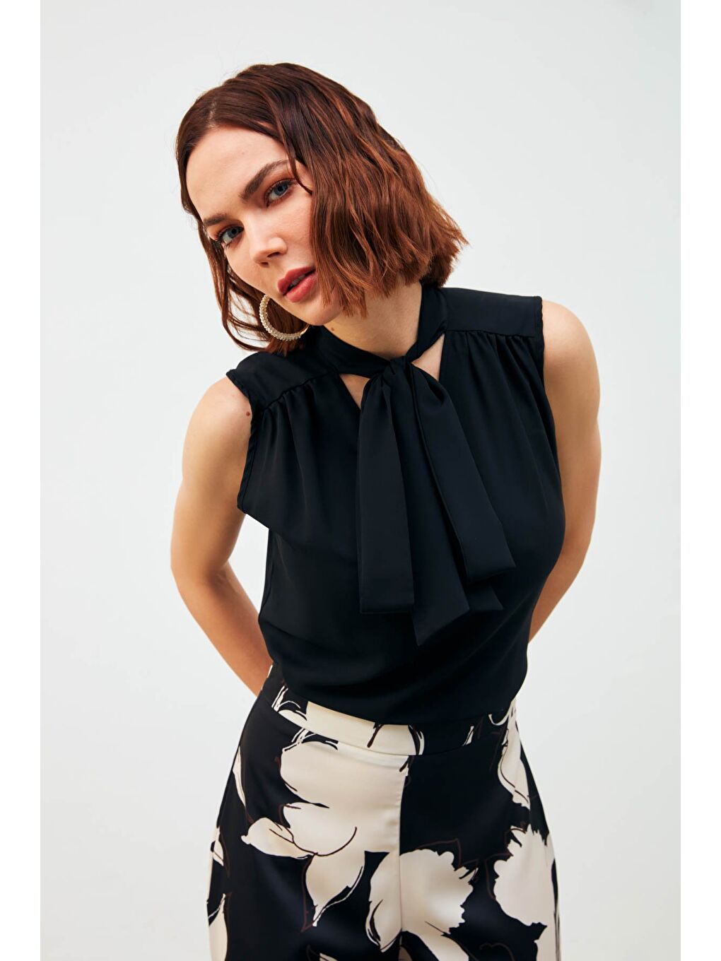 Fularlı Kolsuz Bluz - Siyah-3