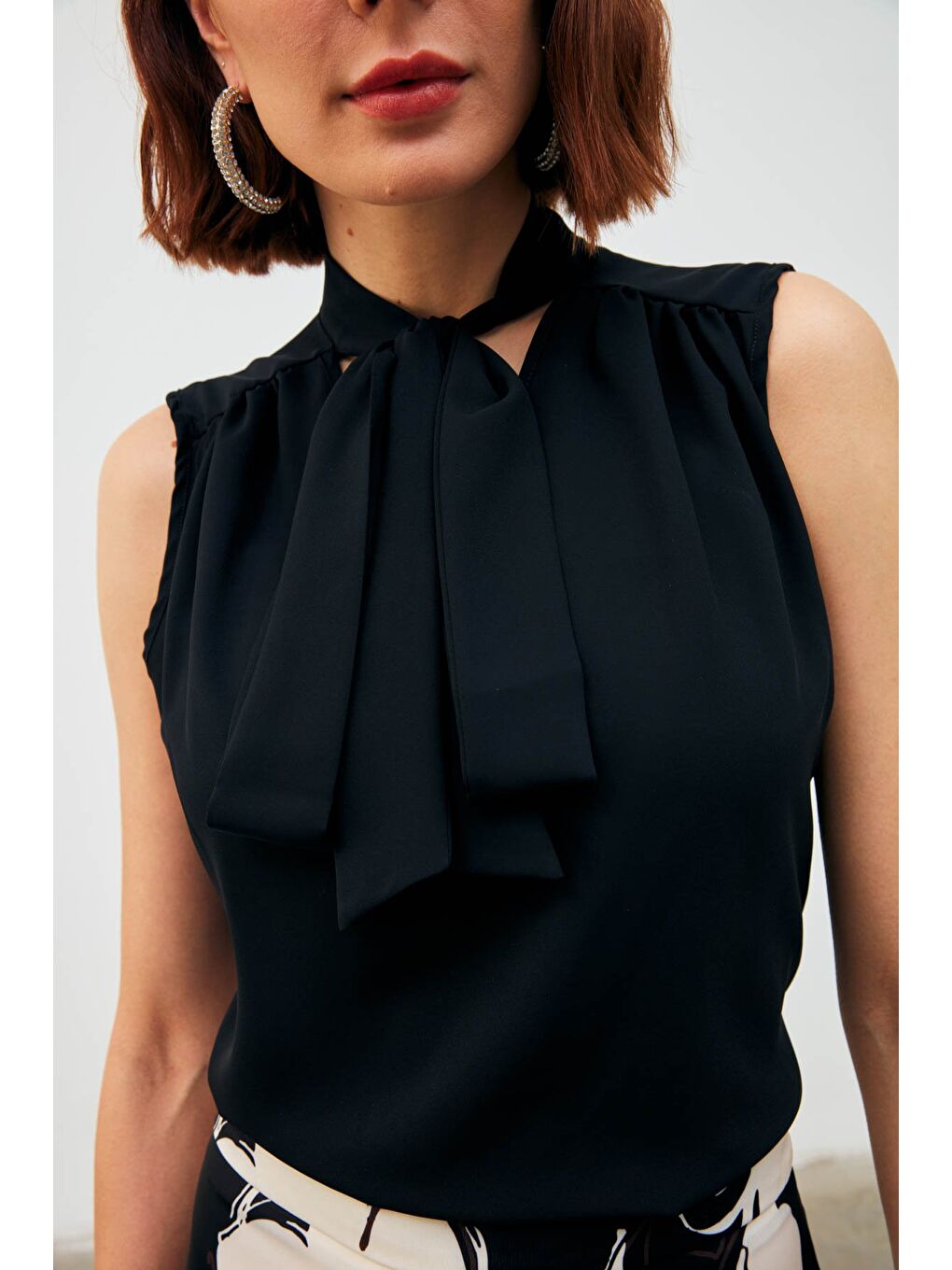 Fularlı Kolsuz Bluz - Siyah-5