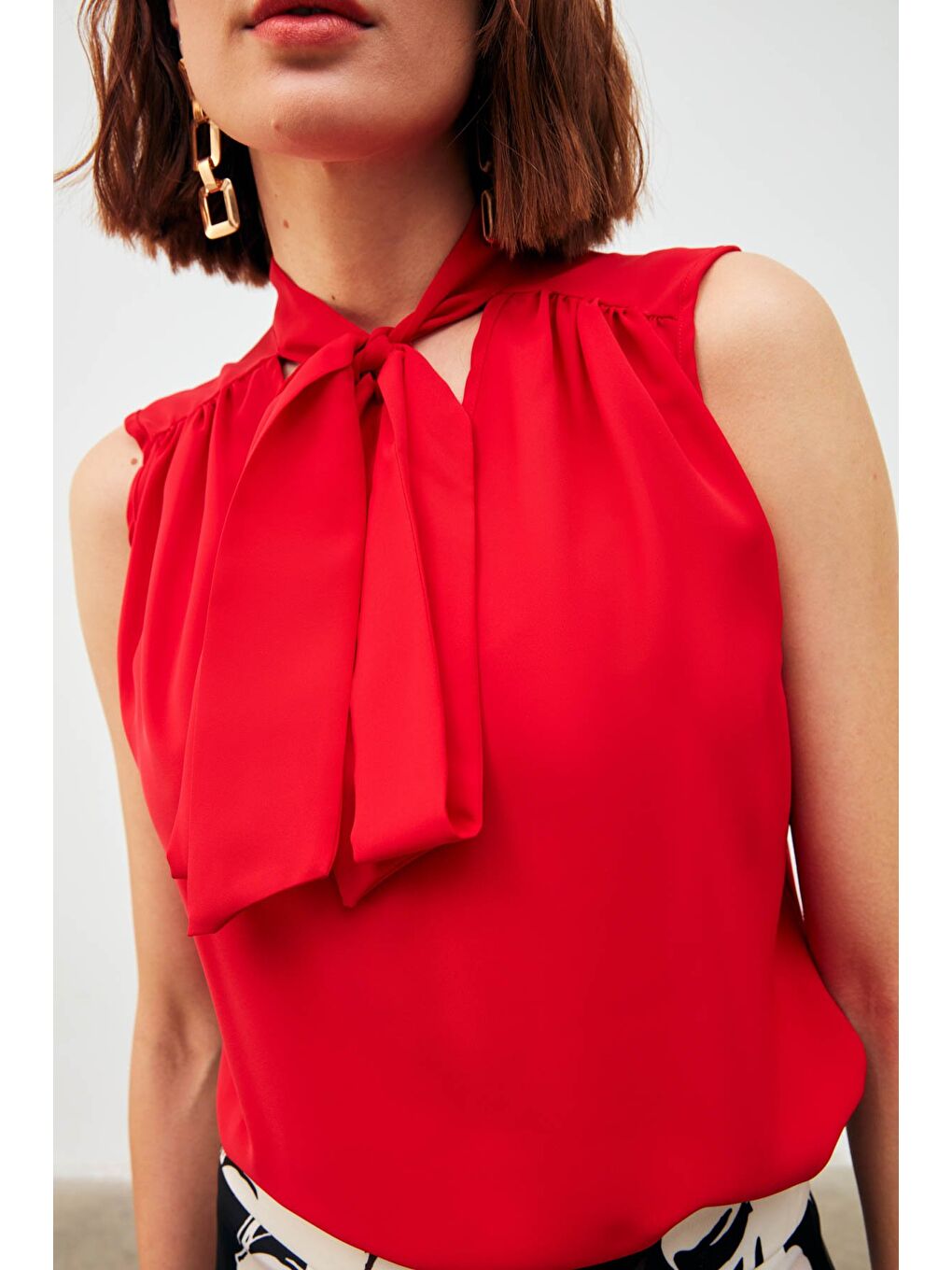 Fularlı Kolsuz Bluz - Kırmızı-7