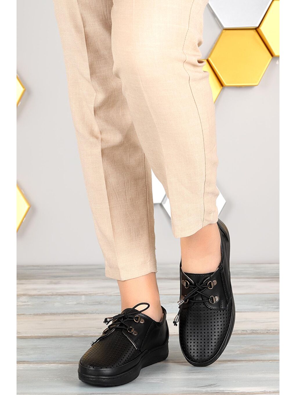 Siyah Rahat Konfor Özel Topuk Jeli Anne Günlük Ayakkabı Y404-1