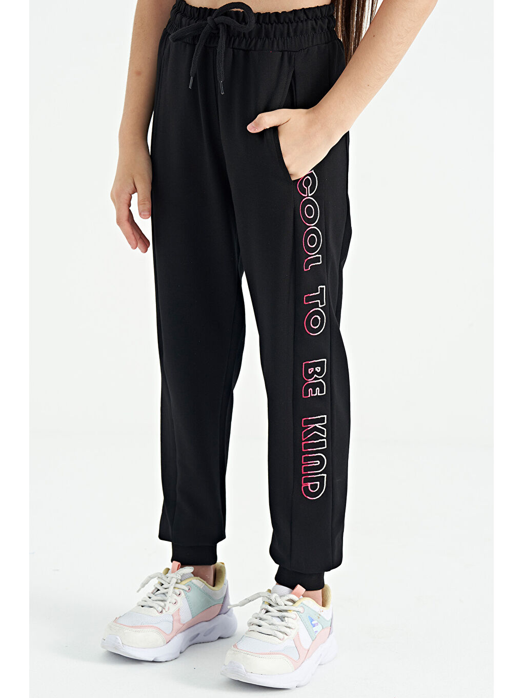 Siyah Yan Yazı Nakışlı Bağcıklı Standart Kalıp Jogger Kız Çocuk Eşofman Alt - 75123-3