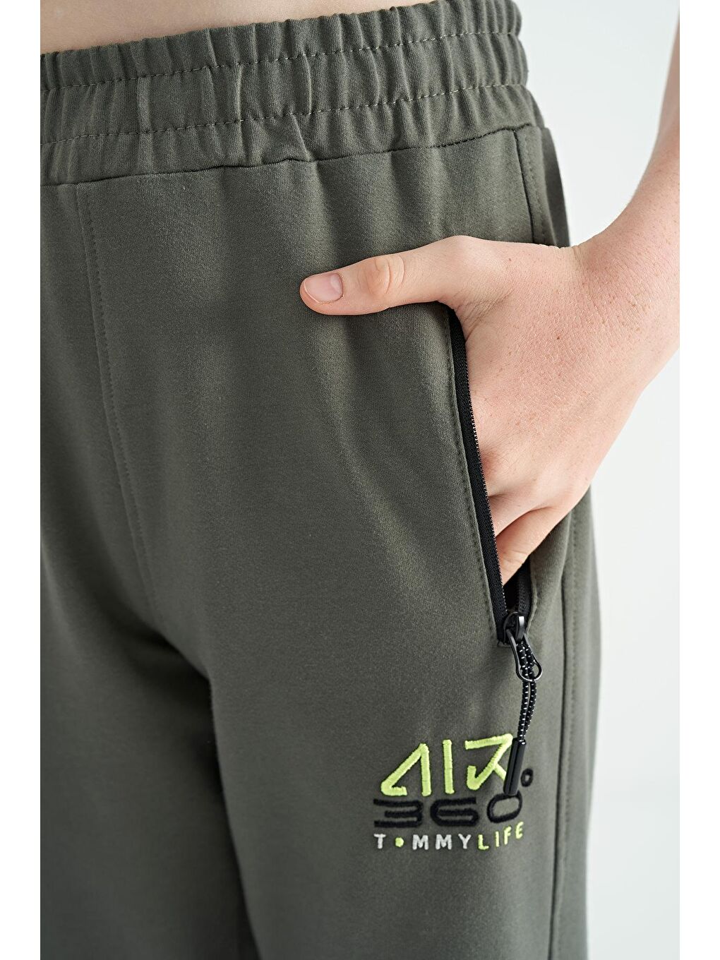 Yeşil Çağla Yazı Nakışlı Fermuar Cep Detaylı Standart Kalıp Erkek Çocuk Eşofman Alt - 11060-2