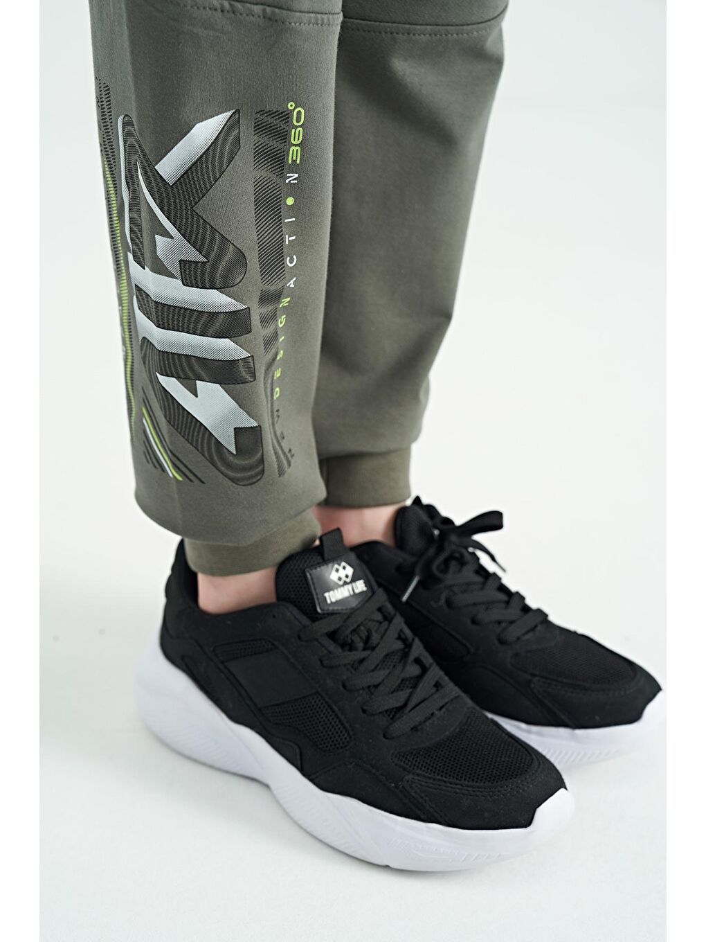 Yeşil Çağla Yazı Nakışlı Fermuar Cep Detaylı Standart Kalıp Erkek Çocuk Eşofman Alt - 11060-4