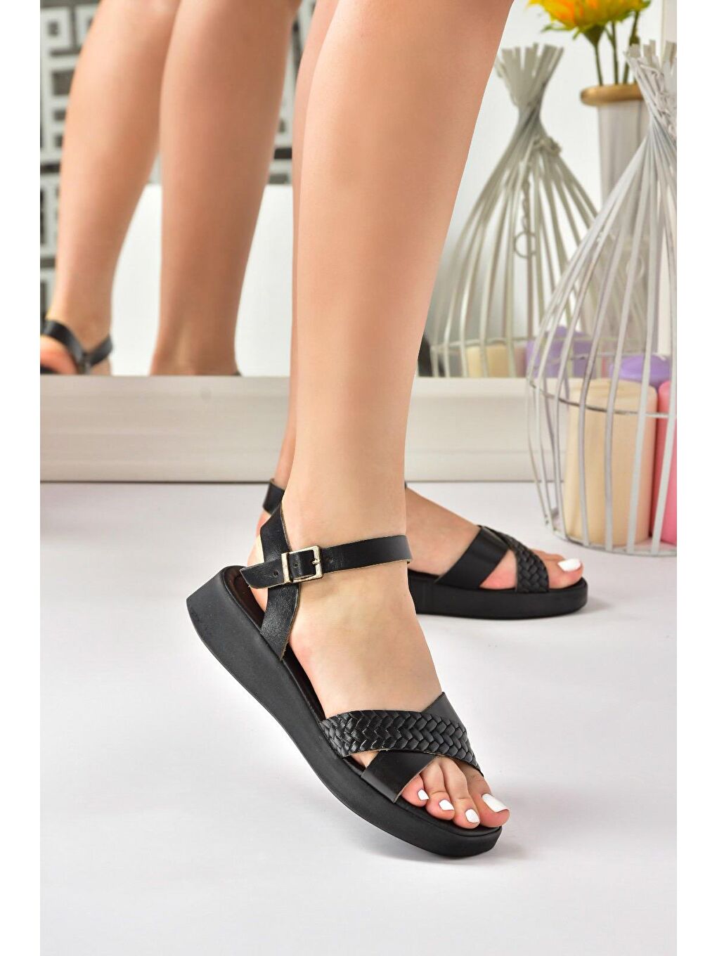 Siyah Hakiki Deri Çapraz Bantlı Günlük Kadın Sandalet M291031503-1