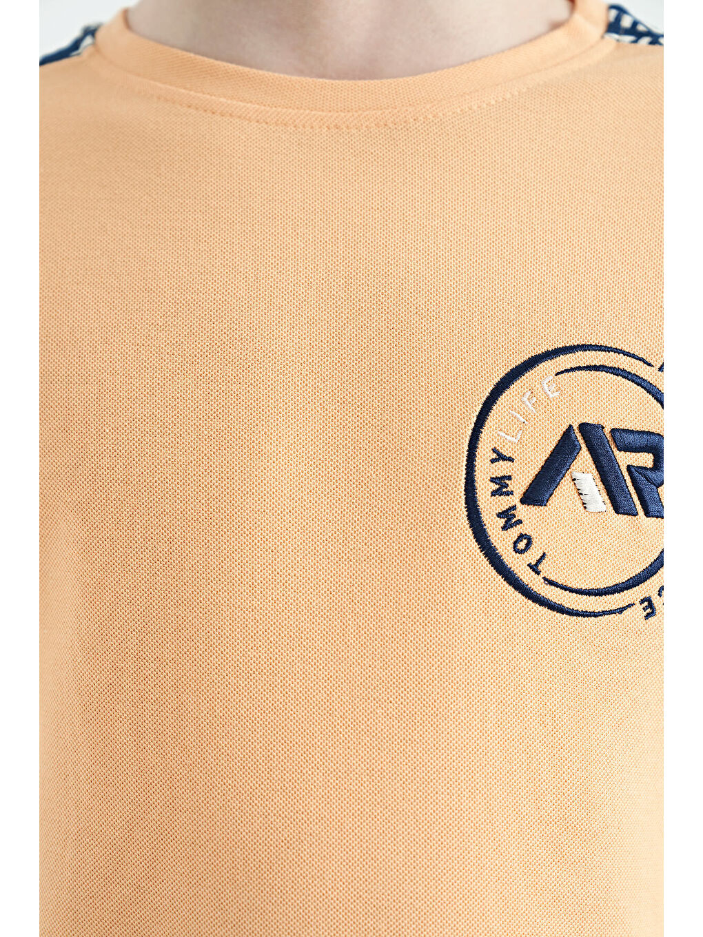 Turuncu Omuz Baskı Detaylı Standart Kalıp O Yaka Erkek Çocuk Tişört - 11121-2