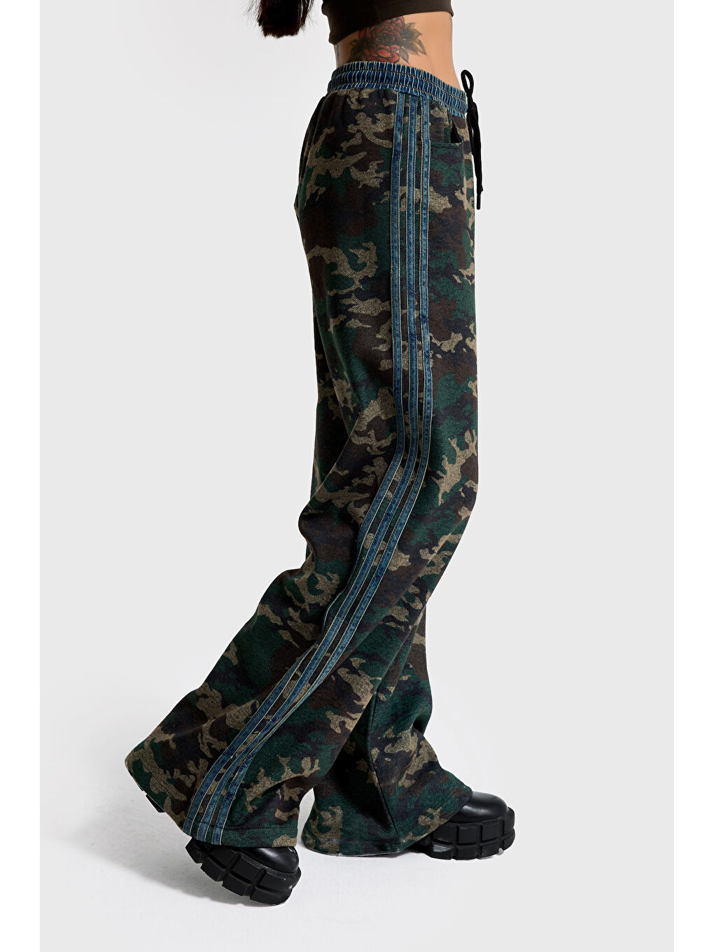 Kahverengi Kadın Kamuflaj Renk Palazzo Fit Şerit Detaylı Özel Tasarım Pantolon-1