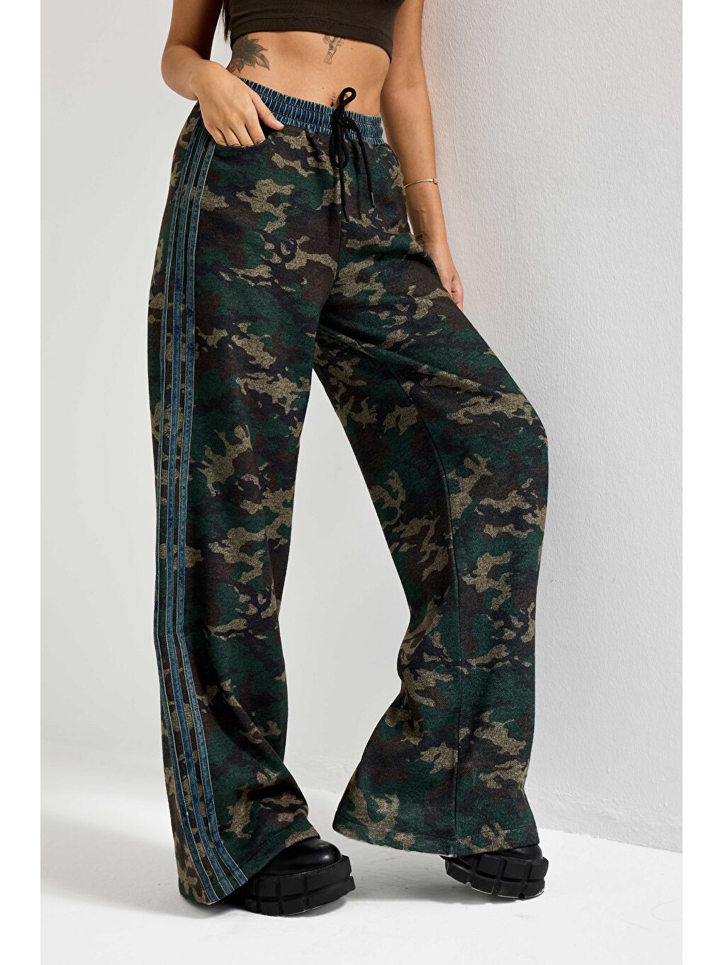 Kahverengi Kadın Kamuflaj Renk Palazzo Fit Şerit Detaylı Özel Tasarım Pantolon-2