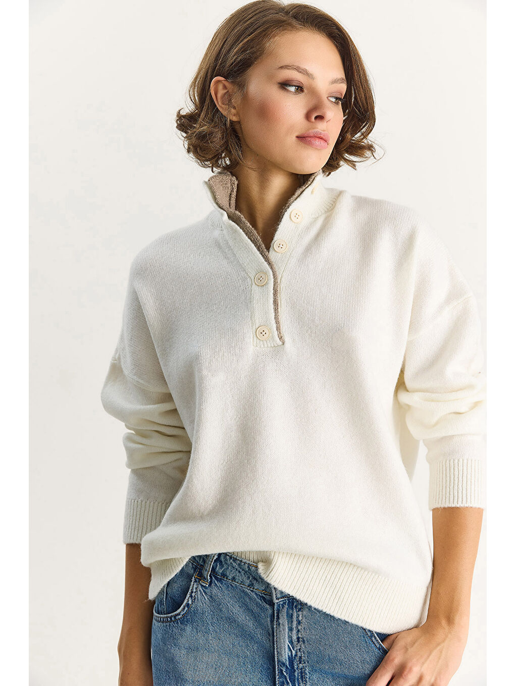 Beyaz Kadın Patlı Düğme Detaylı Triko Kazak TK-4