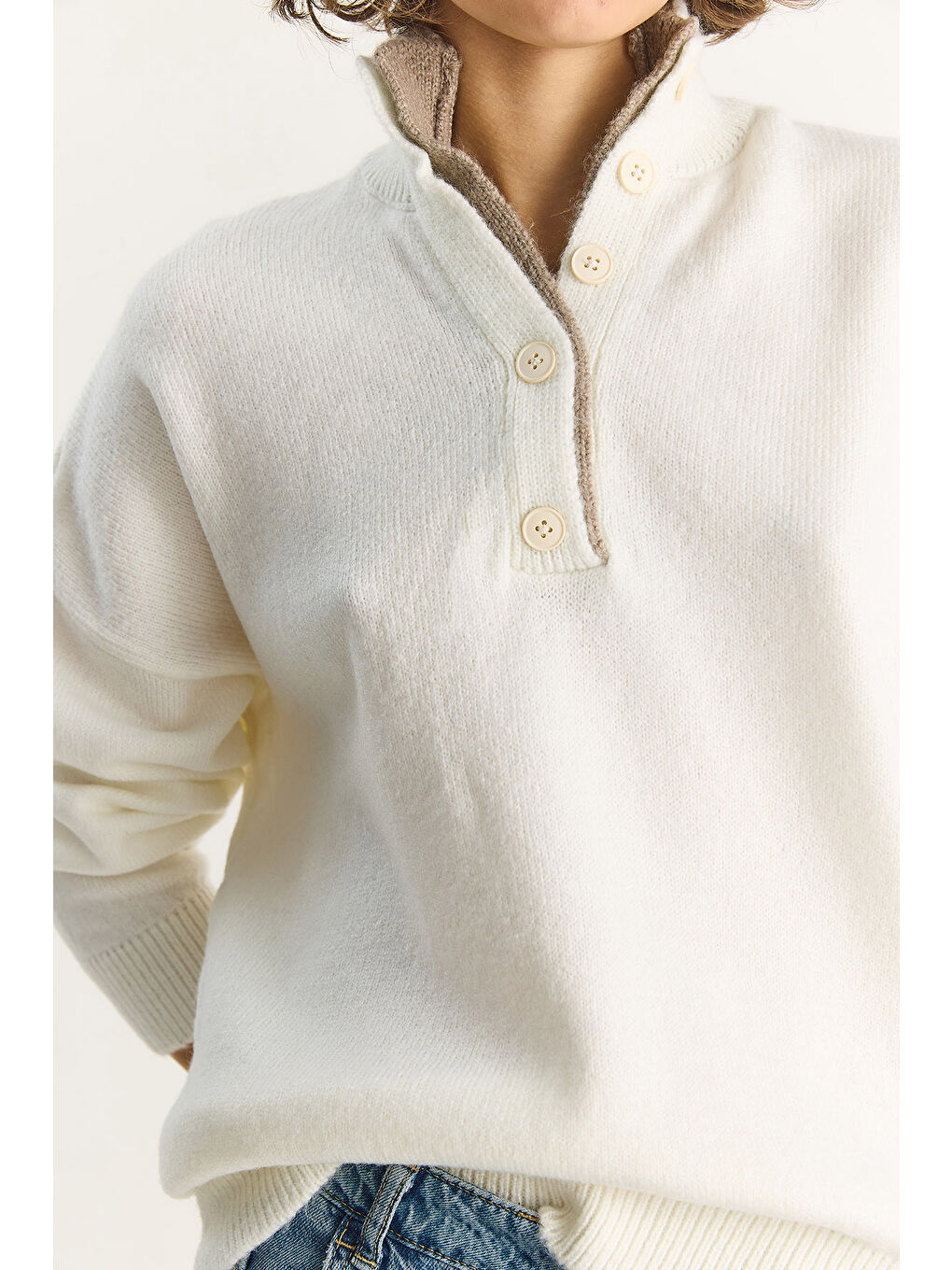 Beyaz Kadın Patlı Düğme Detaylı Triko Kazak TK-5