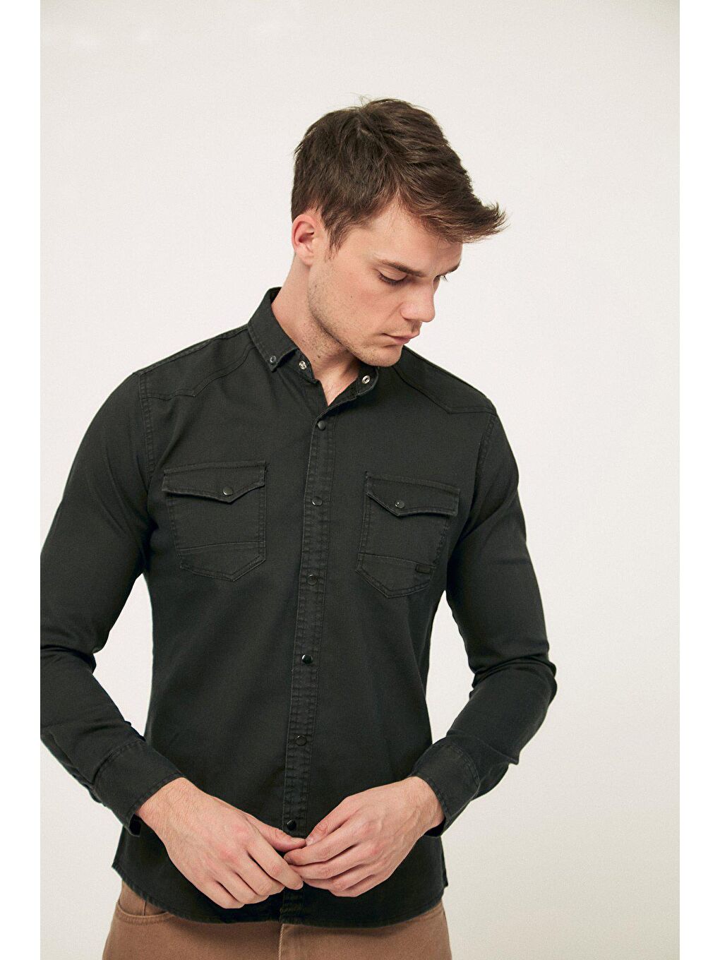 Siyah Çift Cepli Çıtçıtlı Gabardin Gömlek-3