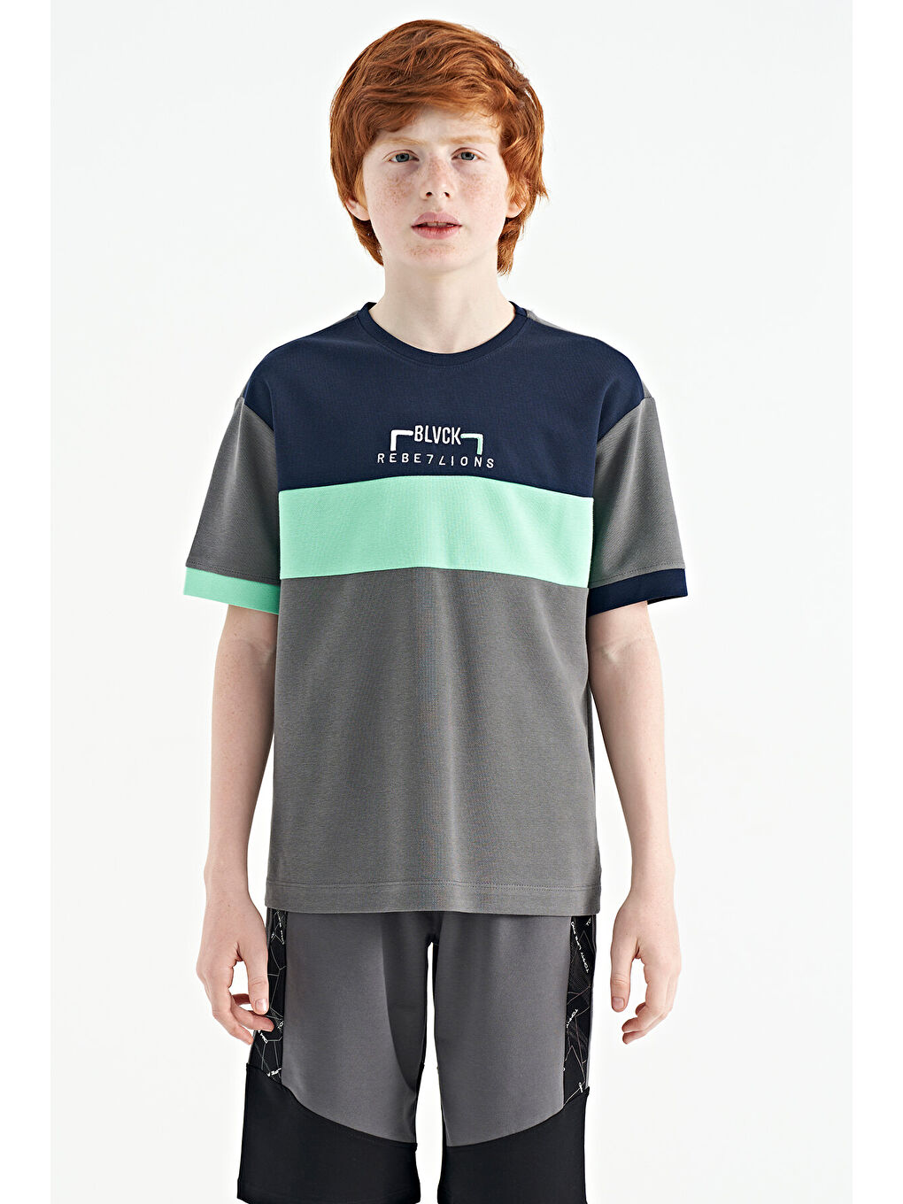 Koyu Gri Renk Geçişli Nakışlı Oversize Erkek Çocuk Tişört - 11159