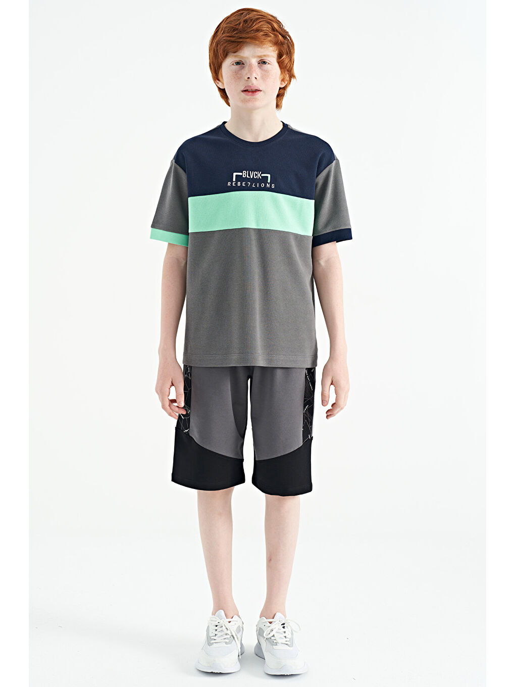 Koyu Gri Renk Geçişli Nakışlı Oversize Erkek Çocuk Tişört - 11159-1