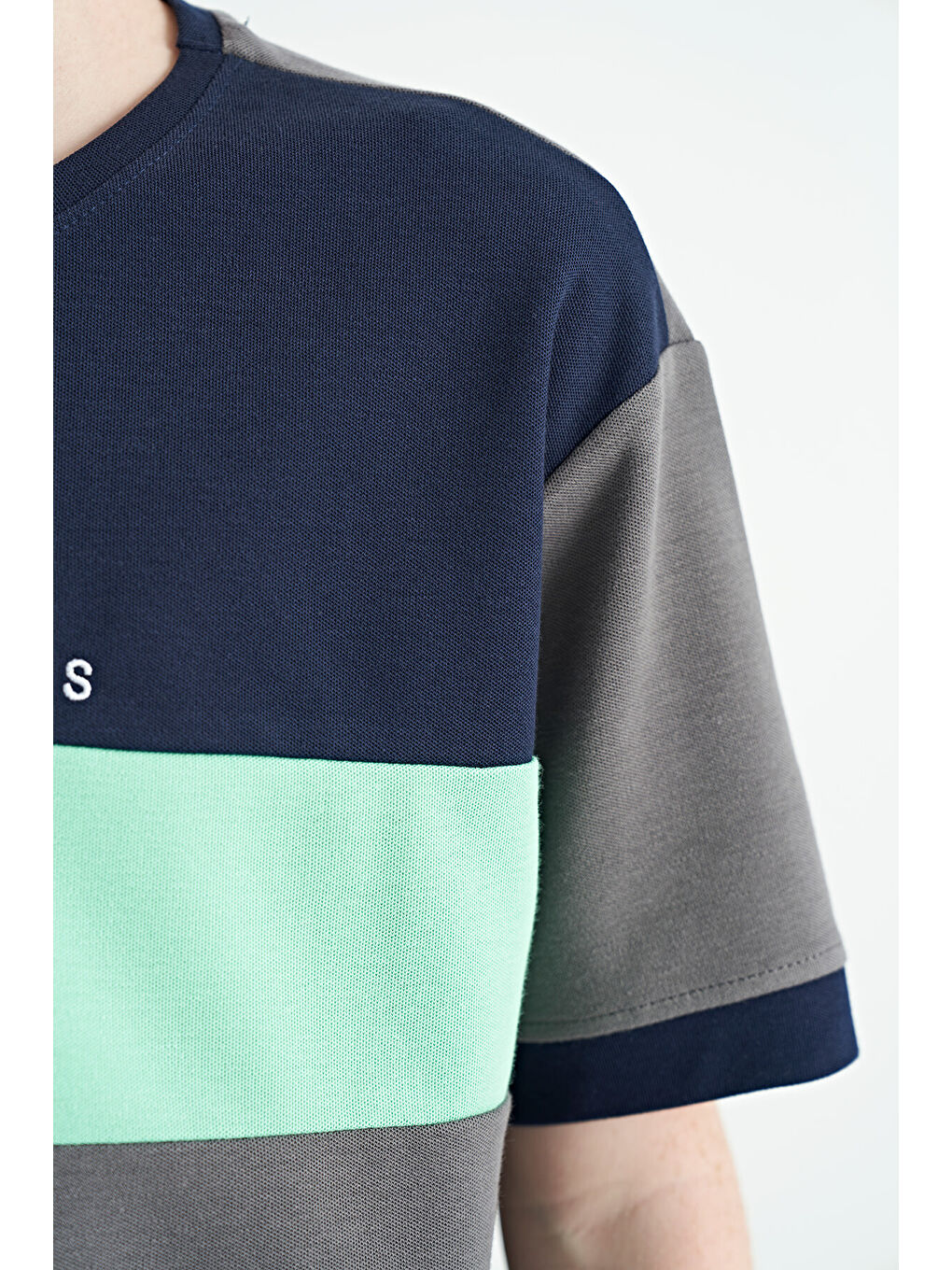 Koyu Gri Renk Geçişli Nakışlı Oversize Erkek Çocuk Tişört - 11159-2