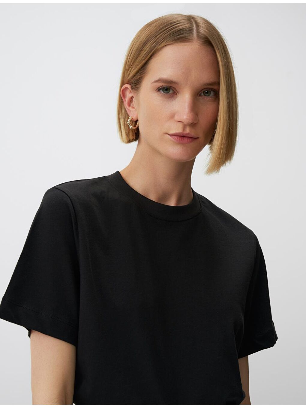 Siyah Bisiklet Yaka Basic Pamuklu Tişört-4