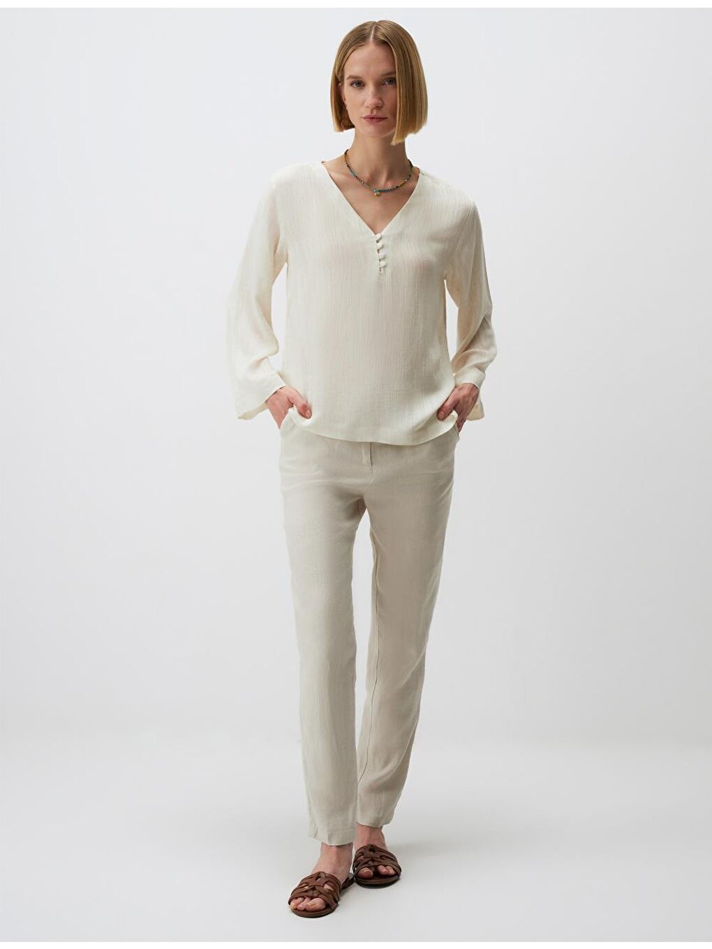 Ekru V Yaka Uzun Kollu Keten Görünümlü Bluz-1