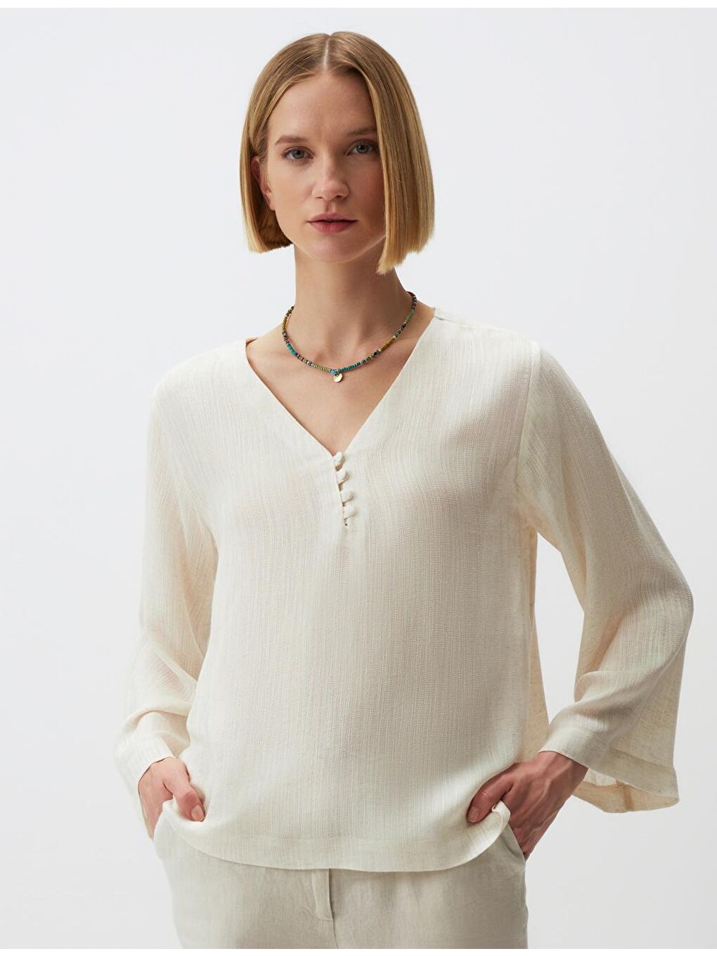 Ekru V Yaka Uzun Kollu Keten Görünümlü Bluz-2