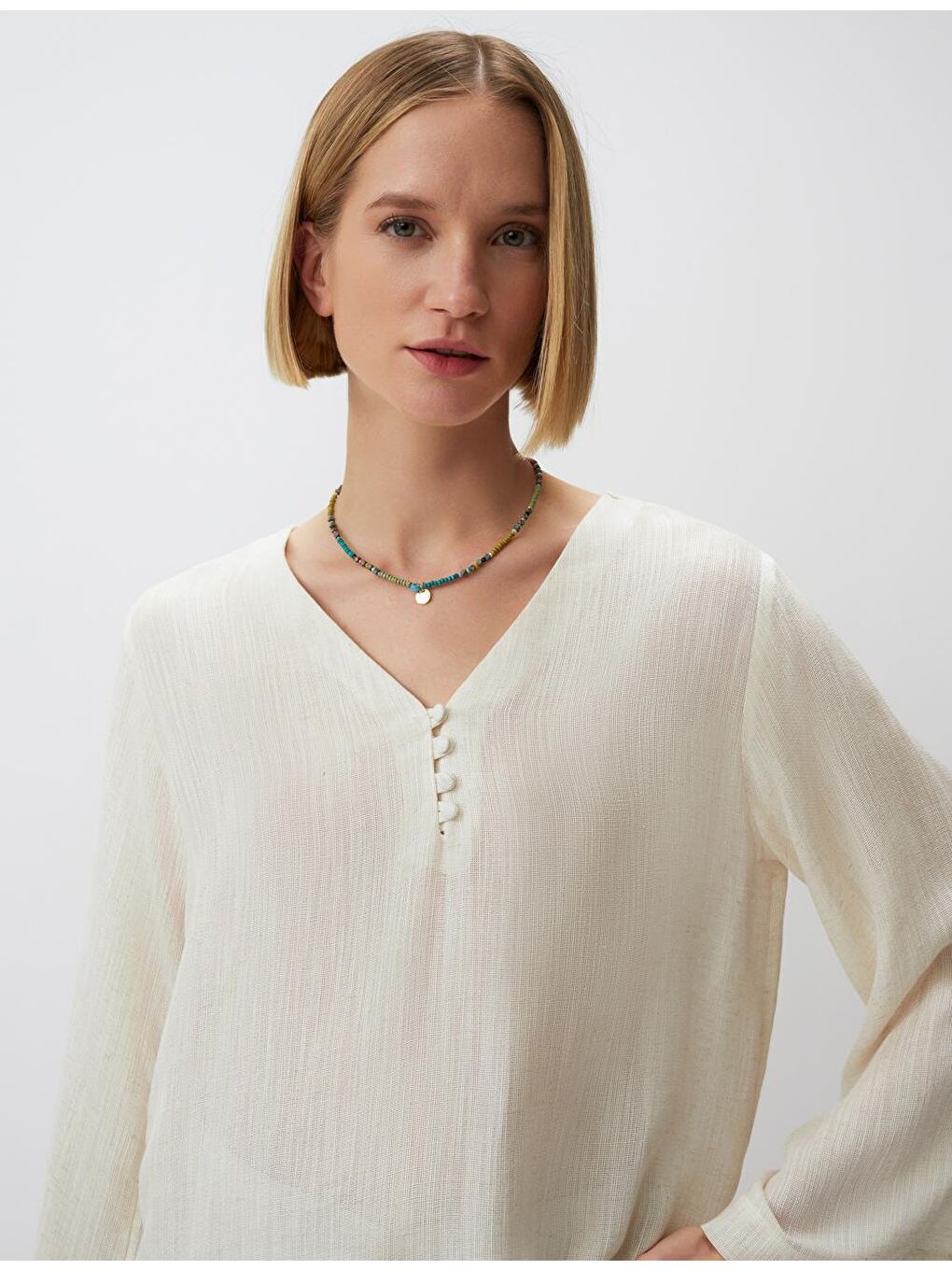 Ekru V Yaka Uzun Kollu Keten Görünümlü Bluz-3