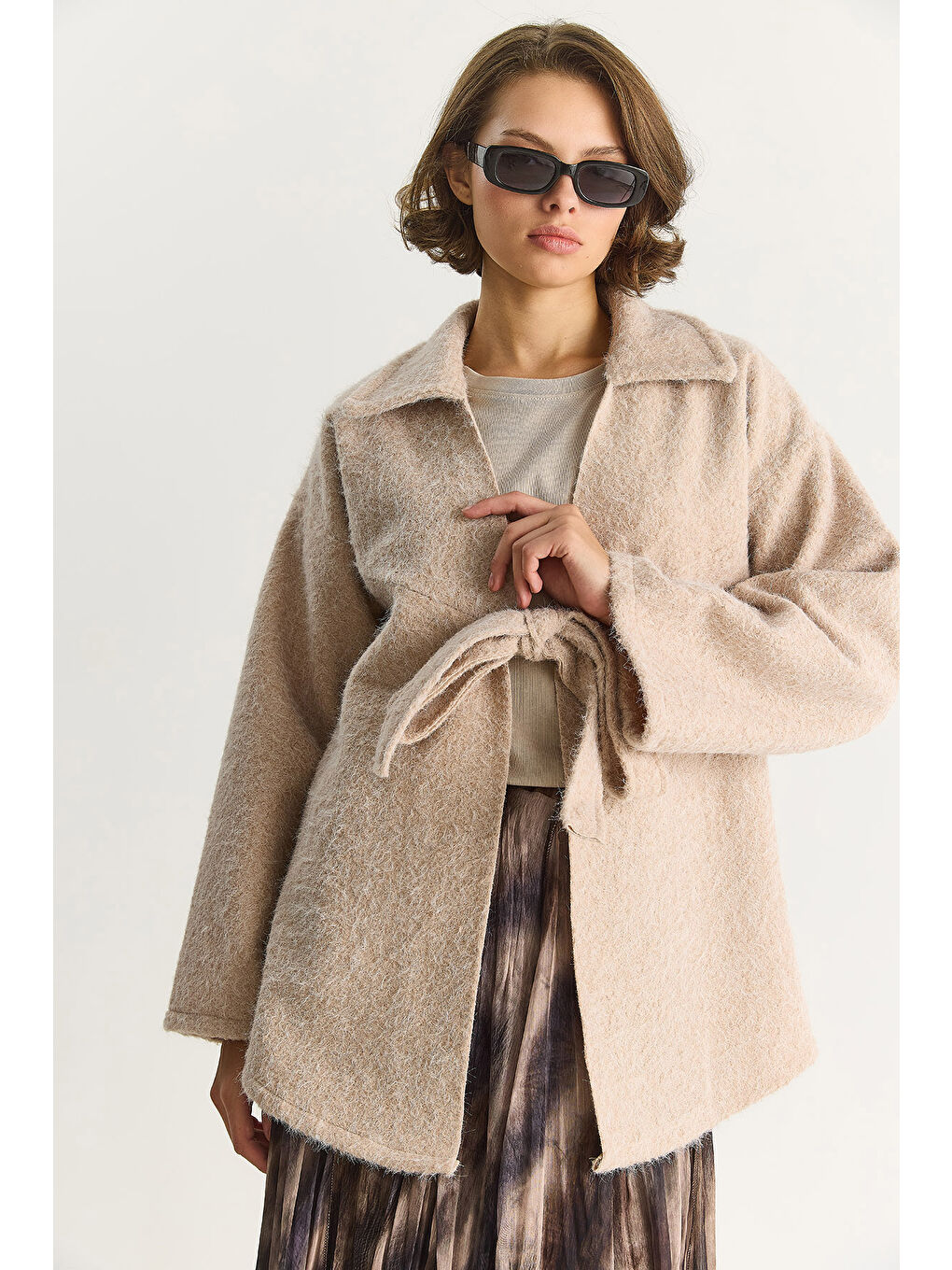 Bej Kadın Gömlek Yaka Bağlama Detaylı Kırçıllı Kaşe Kaban-3