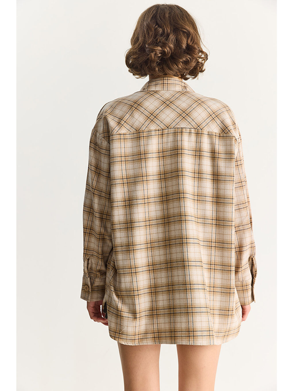 Bej Kadın Tek Cep Detaylı Oversize Ekose Gömlek-6
