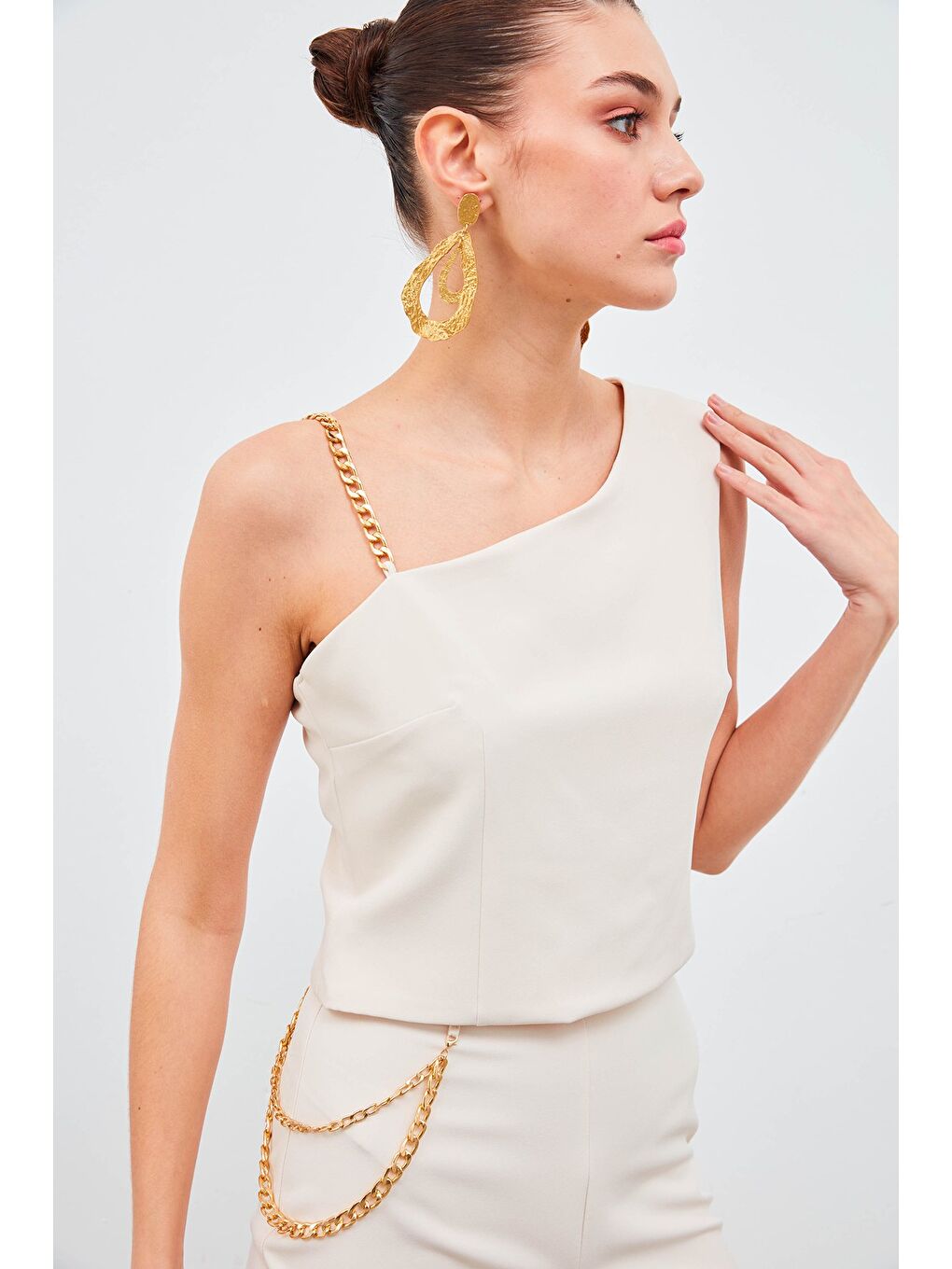 Zincir Askı Detaylı Crop Bluz - Bej