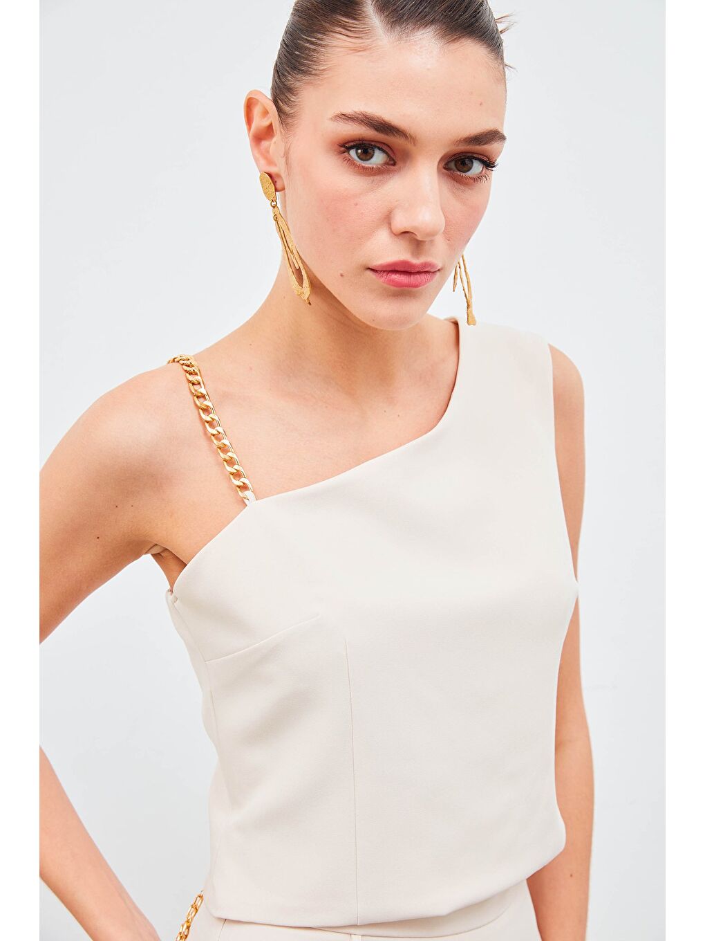 Zincir Askı Detaylı Crop Bluz - Bej-3