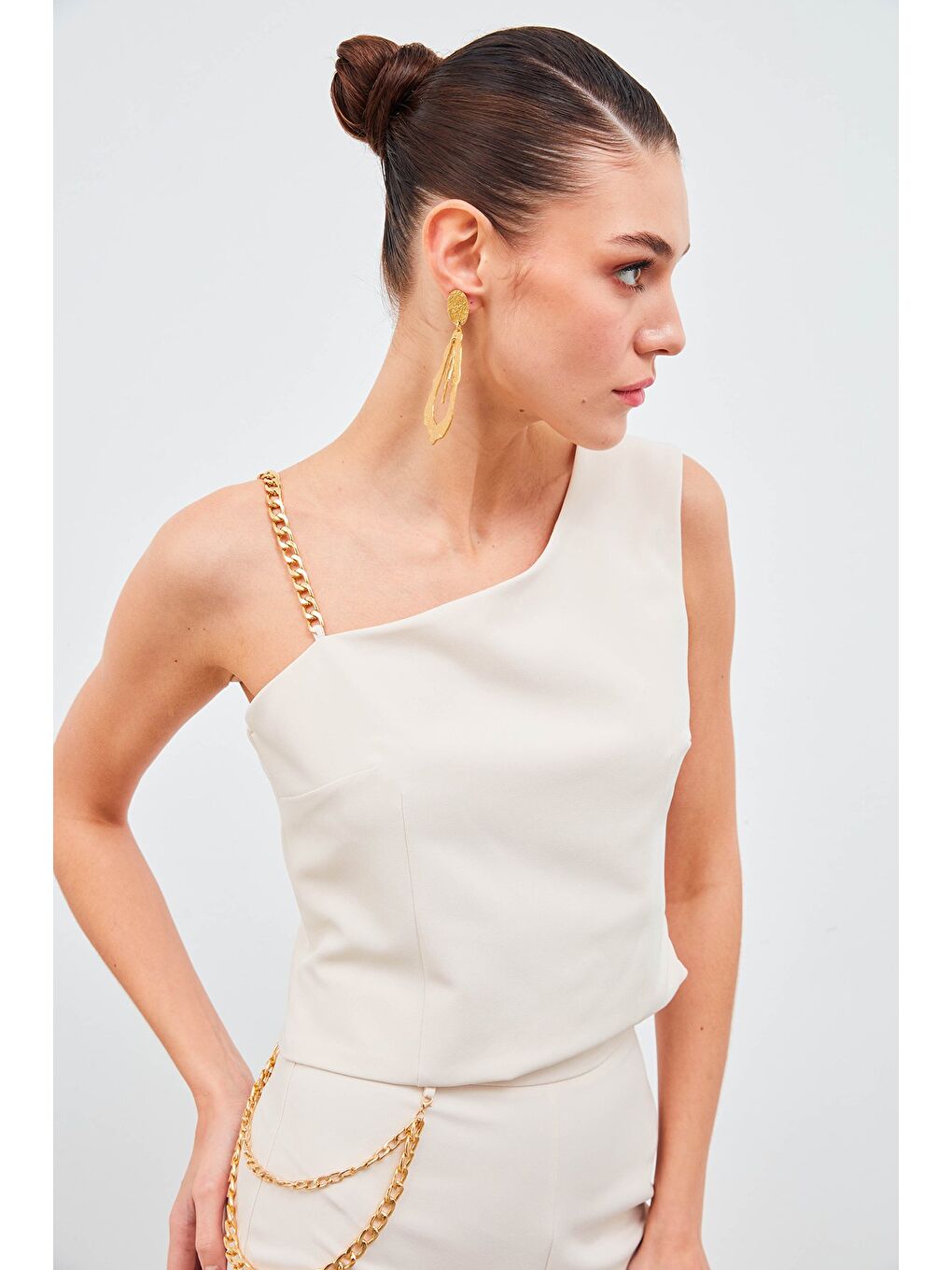 Zincir Askı Detaylı Crop Bluz - Bej-4