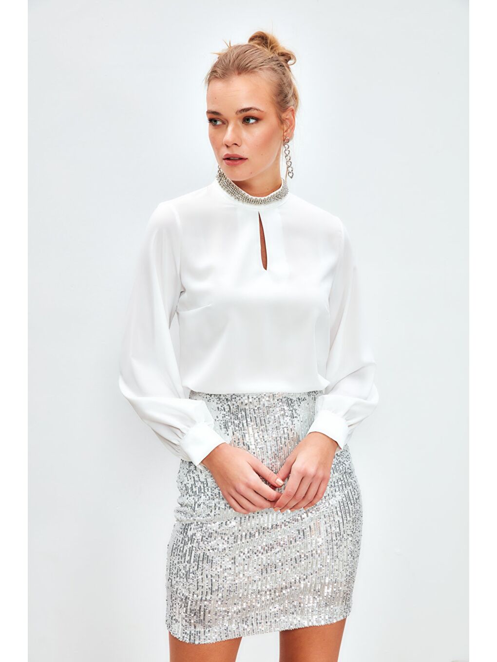 Yaka Aksesuarlı Bluz - Ekru