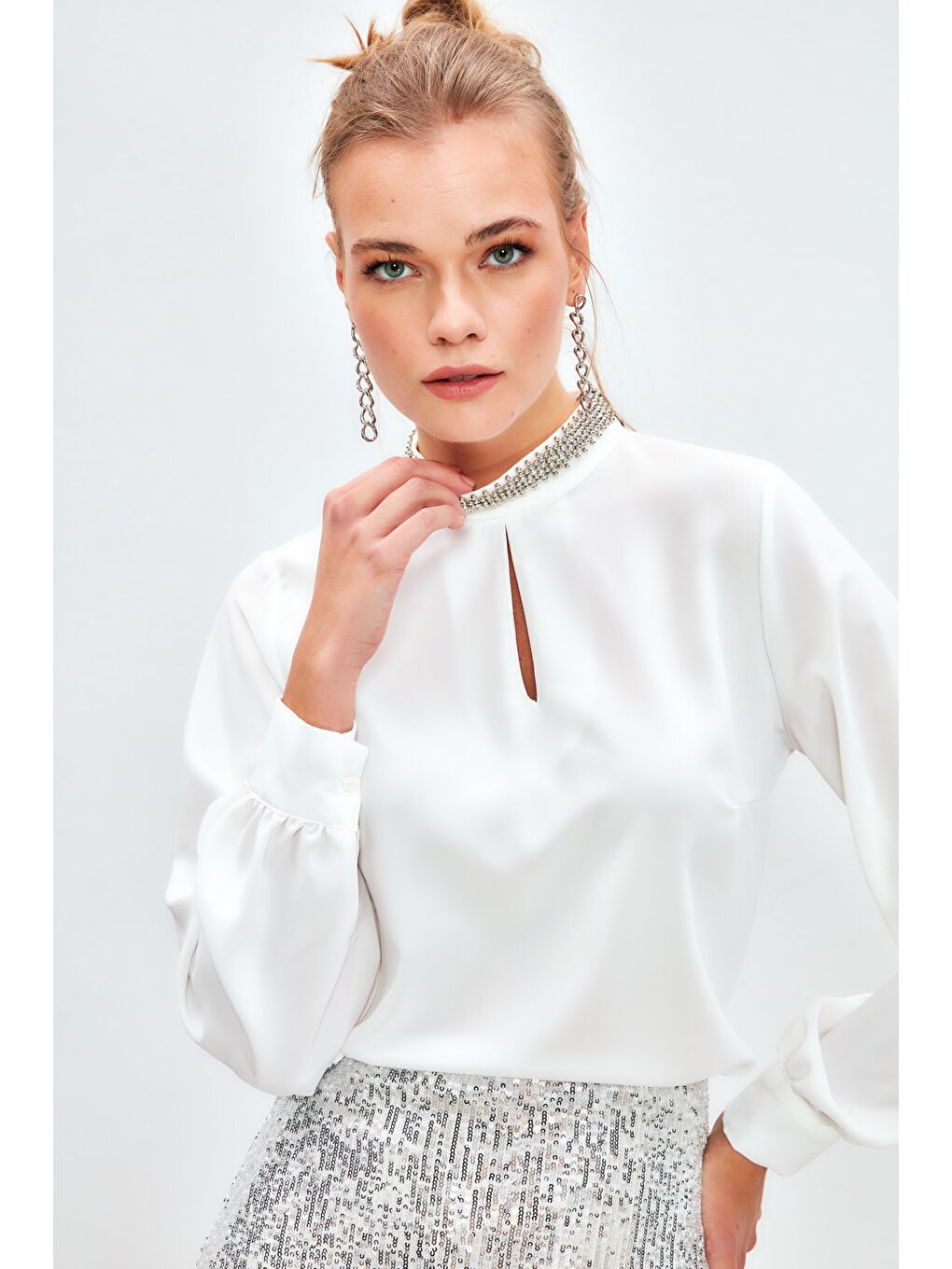 Yaka Aksesuarlı Bluz - Ekru-1