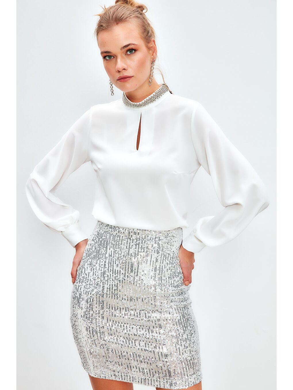 Yaka Aksesuarlı Bluz - Ekru-2