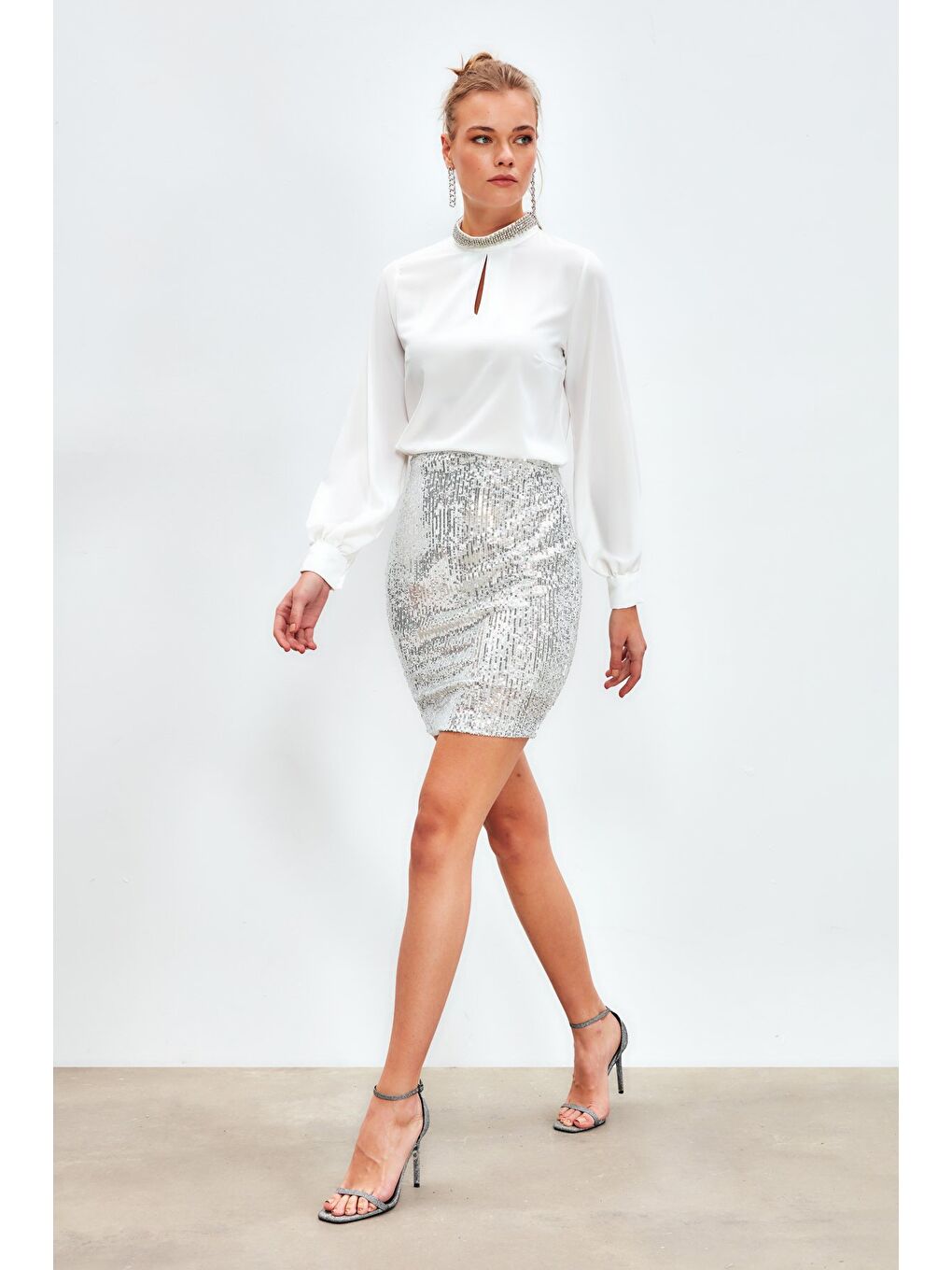 Yaka Aksesuarlı Bluz - Ekru-3